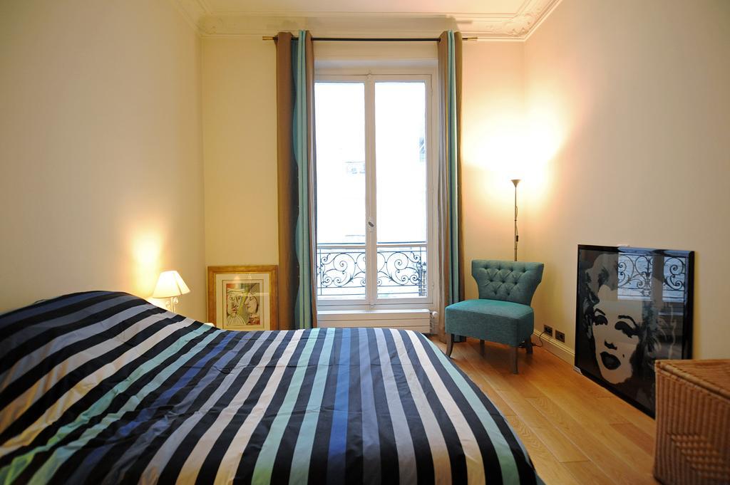 Champs Elysees Homestay - Air Conditioning Paris Rum bild